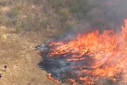 Con baldes y mochilas para agua, pobladores de Totora combaten el fuego reactivado por el viento