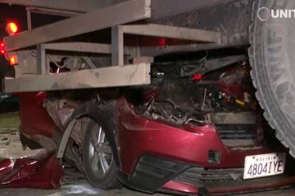 Sobrevivió a triple colisión: vecinos ayudaron a sacar a conductor de un auto que quedó destrozado
