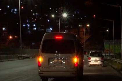 Falta de iluminación en varios tramos de la autopista de La Paz provoca accidentes, denuncian choferes