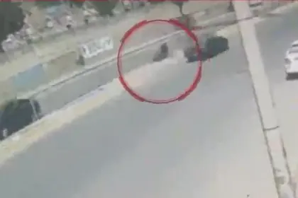Conductor de minibús que atropelló a un motociclista que cayó a la avenida está con libertad pura y simple, según abogado