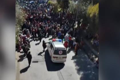 Video: Bloqueadores atacan con piedras una ambulancia en El Alto