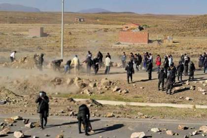 Policía interviene bloqueos en la ruta La Paz - Oruro y en los Yungas y dice que el tránsito es normal en esas regiones