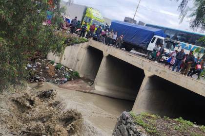 Hombre hallado sin vida intentaba esquivar un bloqueo y terminó cayendo al río con su bicicleta