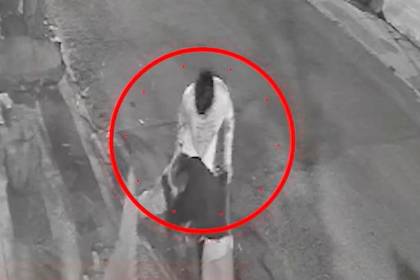 Imágenes sensibles: Un hombre ataca con una piedra a un vecino que llegaba a su casa