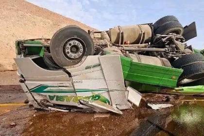 Conductor boliviano muere atrapado en la cabina de una cisterna que volcó en Perú