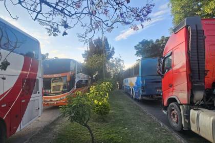 “Es calamitoso, repercute en la mesa de los bolivianos”, alerta el transporte internacional sobre la falta de combustibles