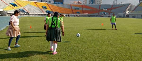 Mujeres entrenan para el Segundo Campeonato de fútbol de mujeres originarias de pollera 