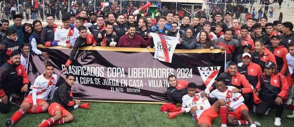 Los jugadores y cuerpo técnico del cuadro millonario celebraron la clasificación junto a la alcaldesa Eva Copa