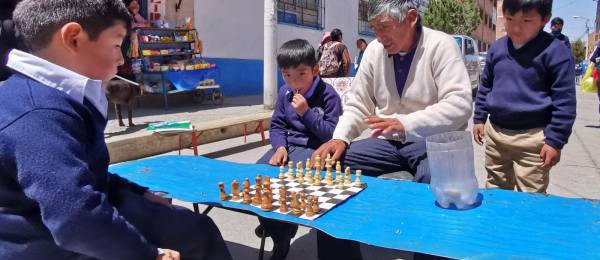 Don Juan junto a sus alumnos, que se están iniciando en el mundo del ajedrez