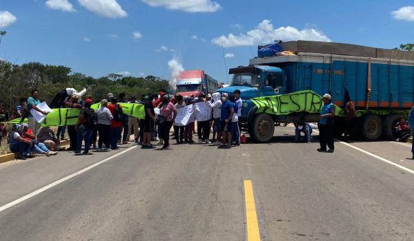 Productores de trigo instalan bloqueo en Pedro Lorenzo exigiendo pago de Emapa