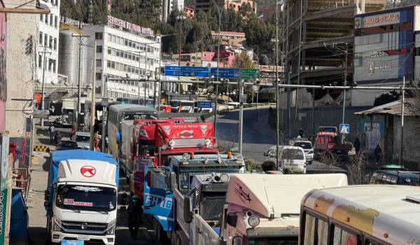 En medio de las largas filas por diésel, el Gobierno insiste que está trabajando para normalizar la distribución