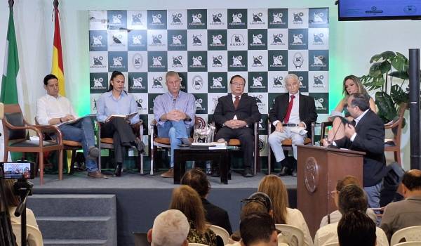 Candidatos a senadores exponen sus propuestas en el foro sobre desarrollo del campo en Santa Cruz