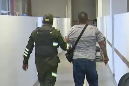 Conductor intenta darse a la fuga tras impactar a motocicleta y dejar heridos en la vía