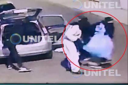 Sale a la luz video que muestra a los atracadores de la joyería en Cochabamba quitándose sus overoles blancos