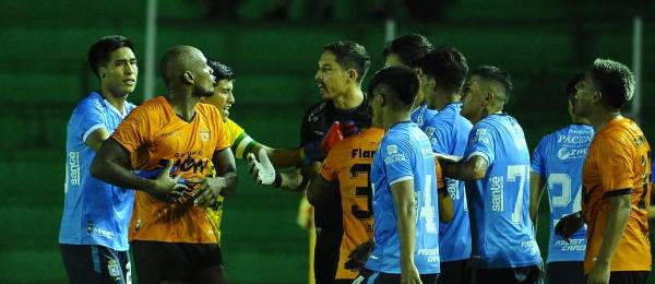 En un momento del partido, los jugadores de Royal y Blooming se discutieron producto de una falta.