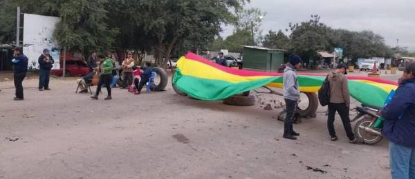 Campesinos bloquean por ítems para salud en Yacuiba y el tránsito en la ruta internacional a Argentina está cortado