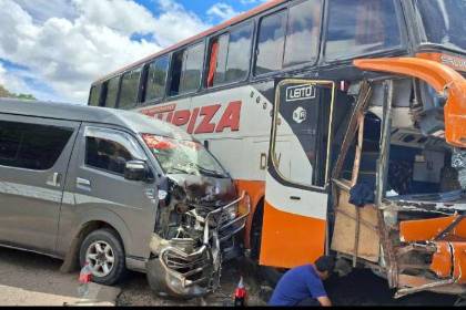 Aparatoso choque: Un minibús se estrella contra un bus y deja 11 heridos en la carretera Sucre – Potosí