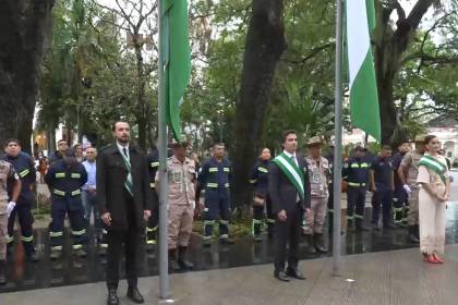 Iza de banderas: Saavedra destaca a Santa Cruz como tierra de oportunidades y Velasco dice que en septiembre se resolverá falta de combustible