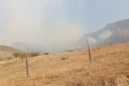 “El fuego está descontrolado”, dice viceministro sobre incendio en la serranía del Sama