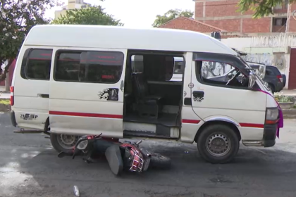 Minibús se pasa el semáforo en rojo e impacta y arrastra a una motocicleta en Cochabamba