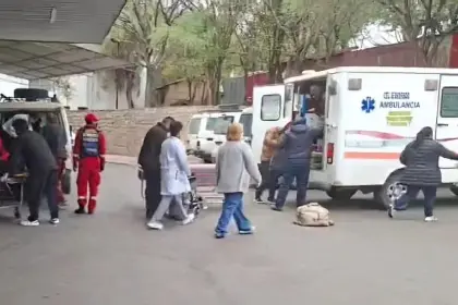Al menos tres fallecidos y varios heridos luego de que un bus con pasajeros volcara en la ruta a Tarija