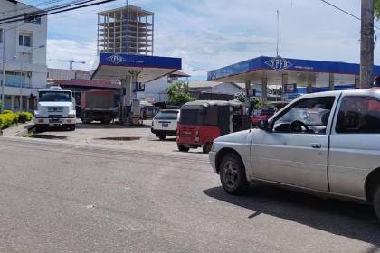 Filas persisten en surtidores cruceños y ministro Medinaceli dice que el fin de semana “esto debería estar regularizado”