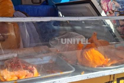 Comerciante denuncia que saquearon y lanzaron piedras a su camión cuando transportaba pollo a La Paz