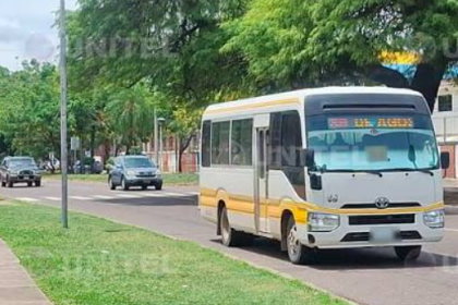 Santa Cruz: Ministro Justiniano dice que los micros son el único sector pendiente de acuerdo para evitar un paro