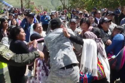 Mujeres que lanzaron piedras al vehículo del presidente serán procesadas por al menos tres delitos