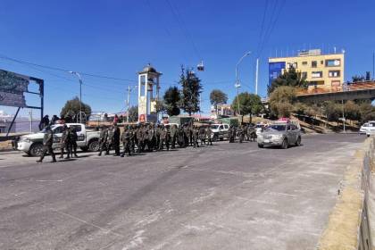 Policía toma control del peaje de la autopista y restablece la transitabilidad hacia el aeropuerto de El Alto 