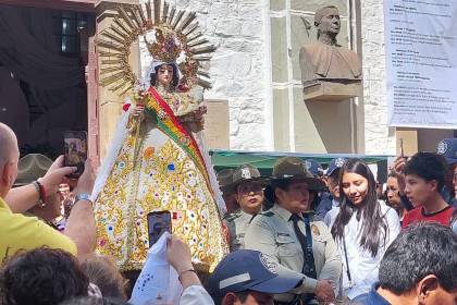 Quillacollo de fiesta: Cientos de feligreses bailan en la entrada y otros visitan el templo de Urkupiña