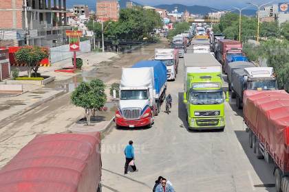 Vecinos denuncian agresiones y camiones varados se extienden por kilómetros debido al bloqueo en Quillacollo