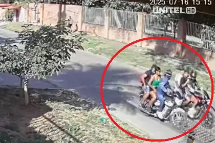 Videos: Seis delincuentes en motocicletas cometen dos asaltos en solo minutos en la Pampa de la Isla