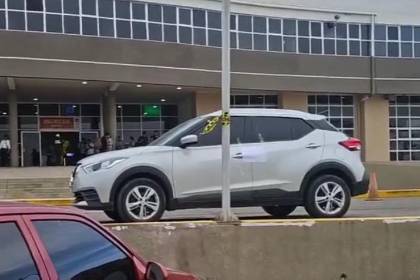 Una mujer es encontrada sin vida dentro de un vehículo frente a la terminal de buses de Tarija
