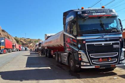 Bloqueos dejan decenas de vehículos varados, pérdidas a productores y perjuicio para viajeros