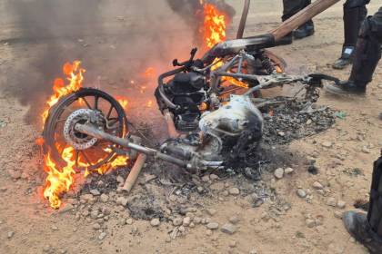San Julián: Queman motos y hay gasificación para liberar la ruta Santa Cruz - Beni
