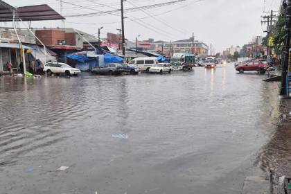 Calles inundadas y menos micros en Santa Cruz debido a la intensa lluvia
