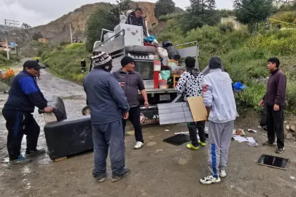 Afectados por movimiento de tierra en Codavisa piden camiones para trasladar sus objetos de valor 