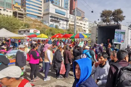 Empujones, caos y desesperación por encontrar productos en una feria que promociona precios bajos en La Paz