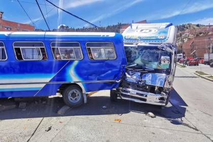 La Paz: Camión pierde el control y choca contra un auto y un micro en la avenida Max Fernández