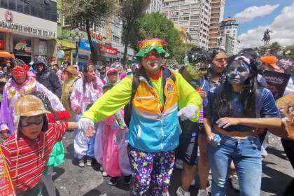 El Corso Infantil llena de espuma, algarabía y curiosos disfraces el centro de La Paz