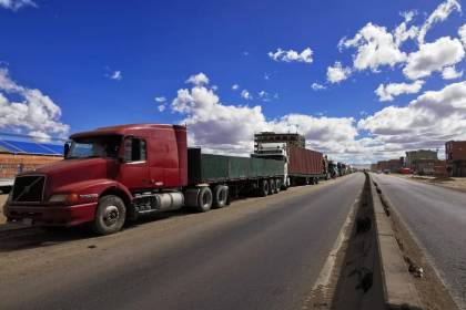 “El 50% del parque automotor no puede salir a trabajar por falta de combustible”, dice dirigente de la Confederación de Choferes