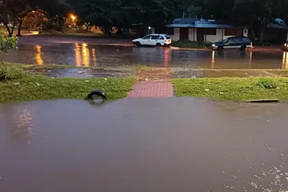 La jornada arranca con lluvias en el eje central y rige alerta naranja en ocho departamentos por posible desborde de ríos