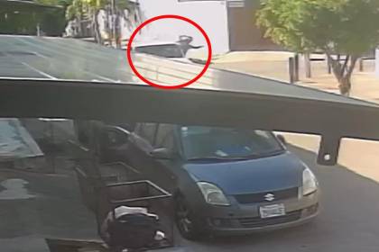 Video: Choque entre una moto y una camioneta deja a personas con heridas de gravedad