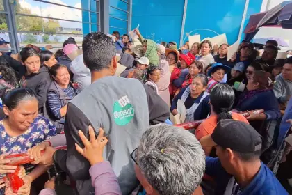 Se registran peleas entre comerciantes previo a la venta de espacios para el Corso de Corsos 