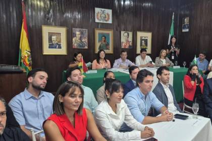 Saavedra se reúne con la Brigada Parlamentaria: “Hay proyectos que tendremos que desarrollar e impulsar en conjunto”