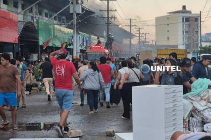 “Todo se está quemando y colapsando”: Comerciantes intentan salvar su mercancía en la feria Barrio Lindo