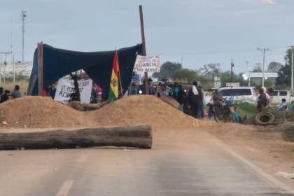 El bloqueo en San Julián persiste y las filas de vehículos crecen en la vía que conecta Santa Cruz con el Beni