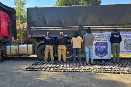 Incautan en Paraguay casi media tonelada de cocaína procedente de Bolivia
