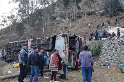 Un bus con varios pasajeros se embarranca en la carretera La Paz - Charazani